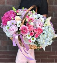 Цветочная композиция из Розы, Хризантемы, Пионы и Лизиантусы в корзине в Жилине