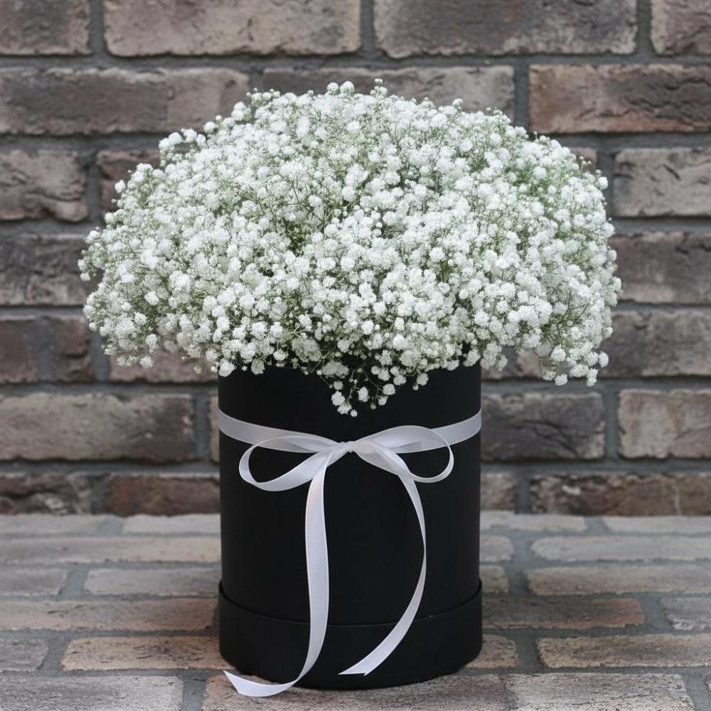 Цветочная композиция из Гипсофила в шляпной коробке в Жилине