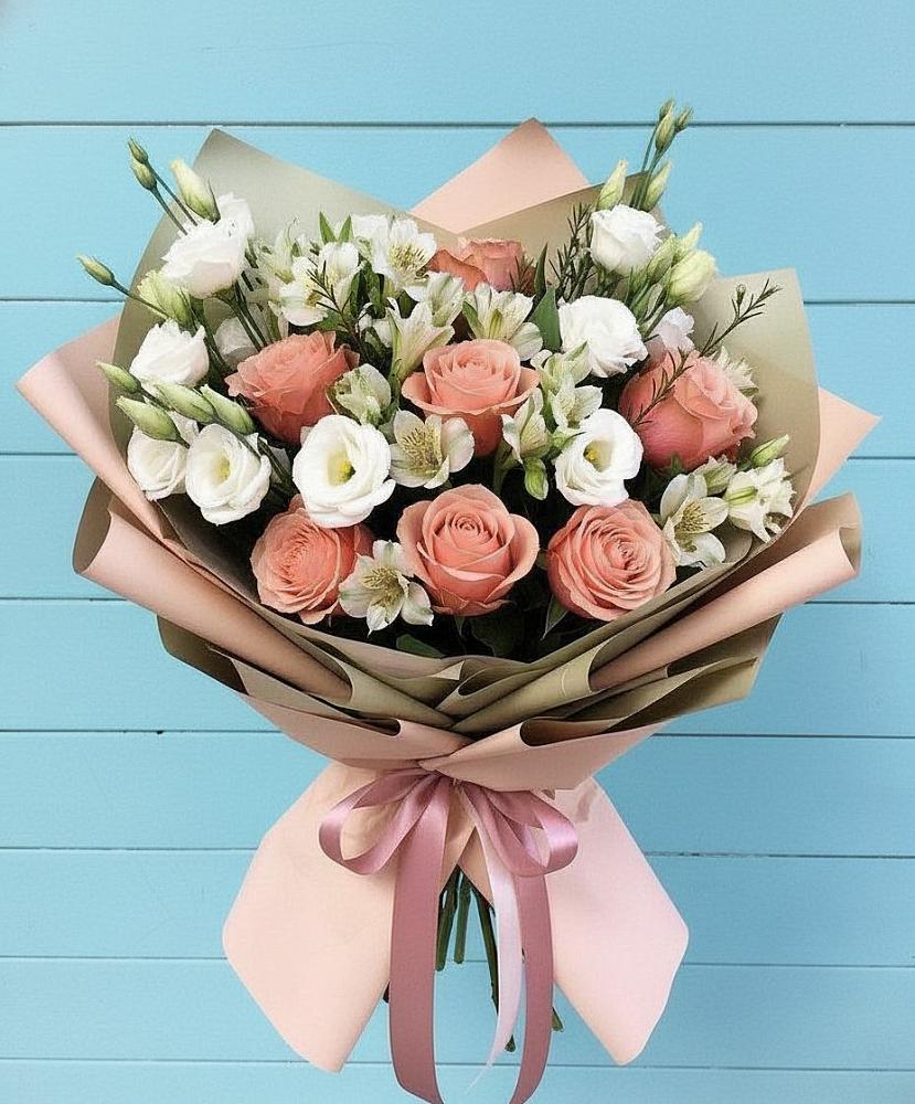 Букет цветов из: Розы, Альстромерии и Лизиантусы в Жилине