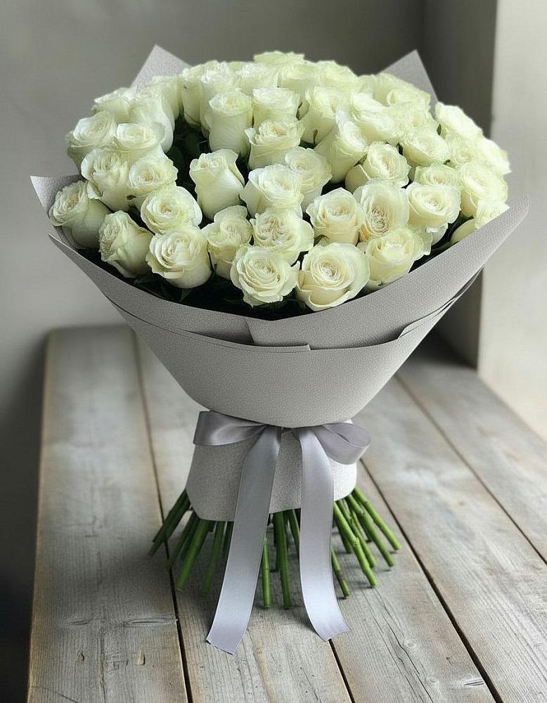 Букет 35 Белых роз в Жилине