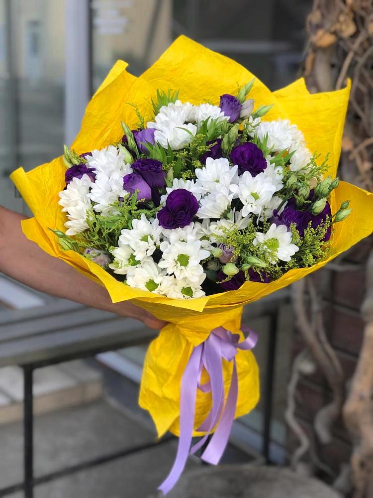 Букет цветов из: Ирисы, Хризантемы и Ромашки в Жилине
