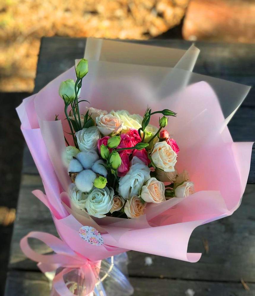 Букет цветов из: Розы и Лизиантусы в Жилине