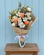 Букет цветов из:  Альстромерии, Лизиантусы, Розы и Хризантемы в Жилине