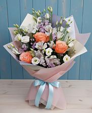 Букет цветов из:  Лизиантусы, Розы, Альстромерии и Гипсофила в Жилине