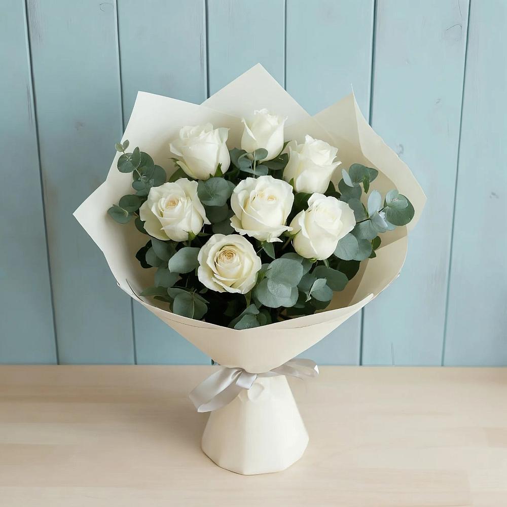 Букет Белые розы в Эвкалипте в Жилине