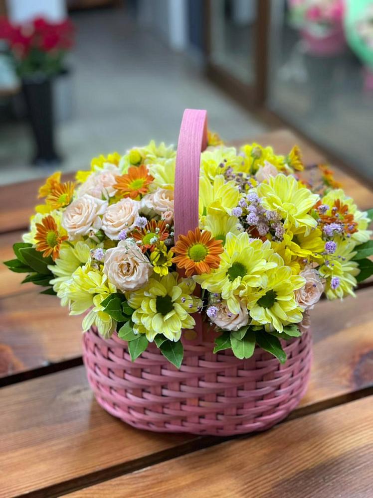 Цветочная композиция из Хризантемы и Розы в корзине в Жилине