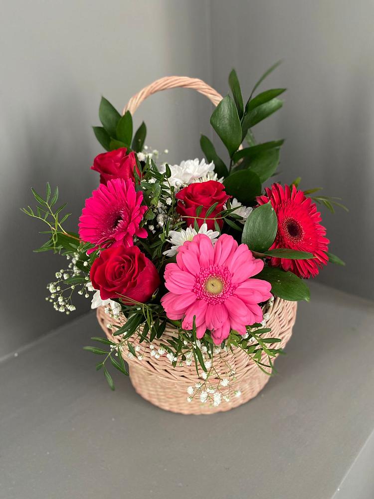 Цветочная композиция из Розы, Хризантемы и Герберы в корзине в Жилине