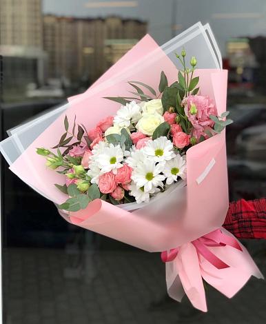 Букет цветов из: Розы, Лизиантусы и Хризантемы в Жилине