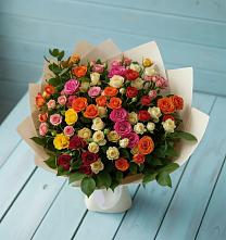 Букет Микс из разноцветных кустовых роз в Жилине